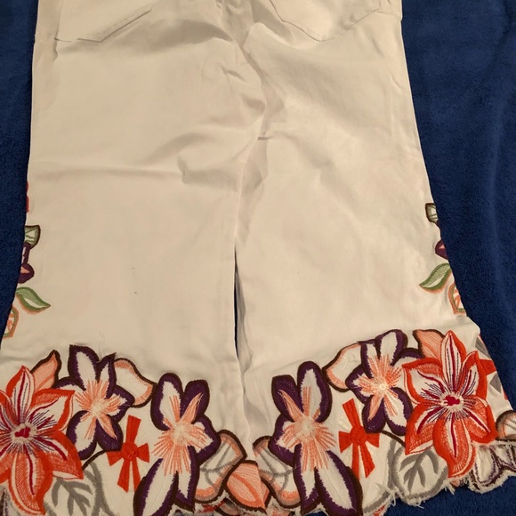 Venus Capris - Picture 2 of 4